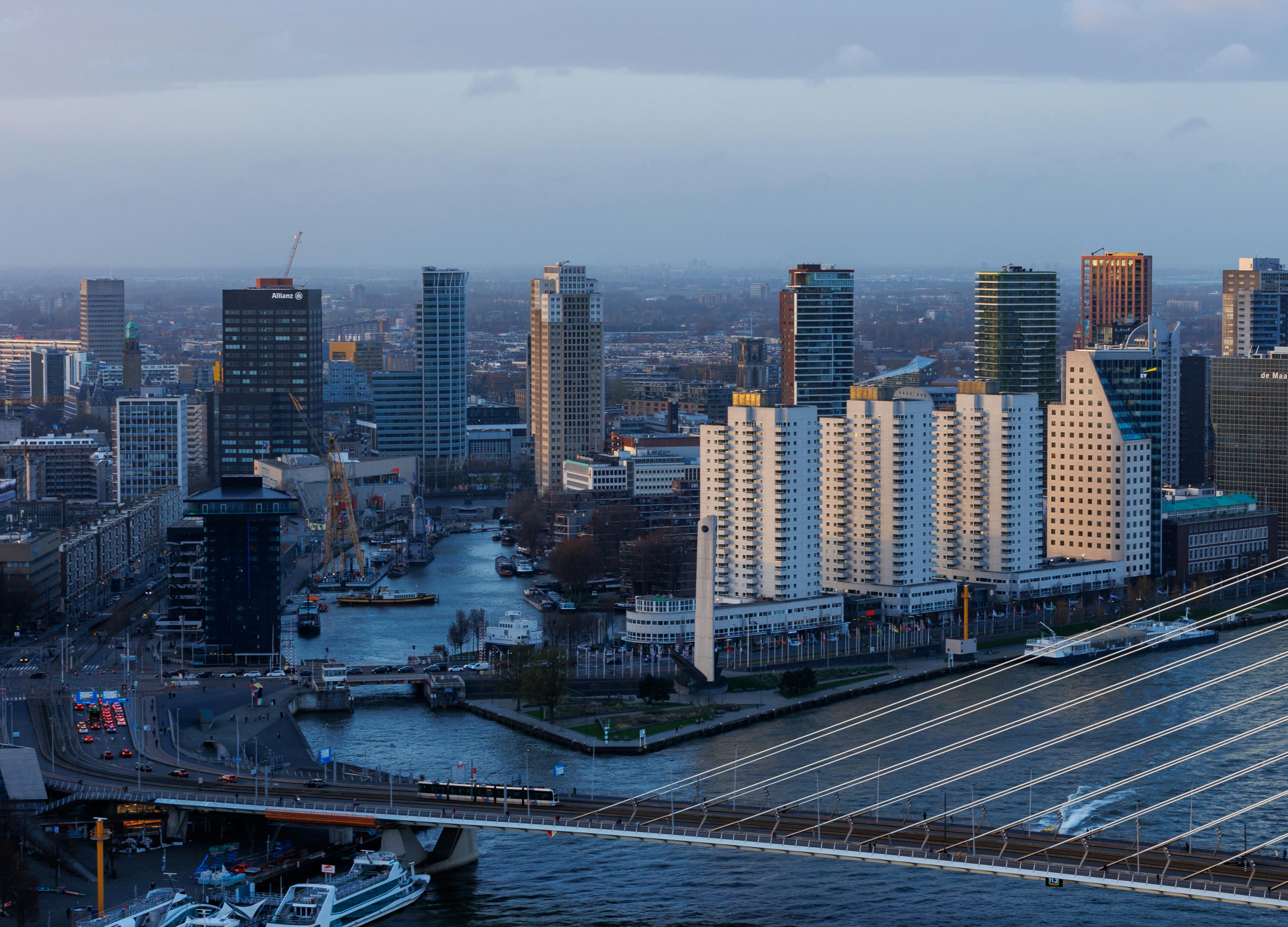 Skyline van Rotterdam met de Erasmusbrug